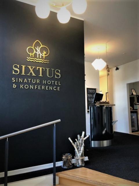 Sixtus Sinatur Hotel & Konference มิดเดลฟาร์ท ภายนอก รูปภาพ